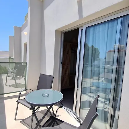 Kleio Aparthotel *